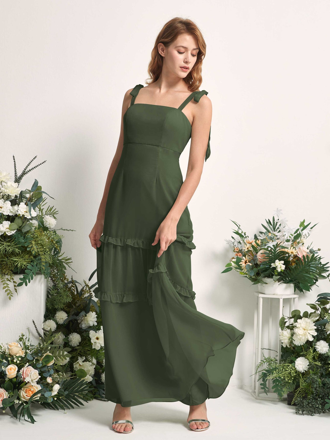 Carlyna Vestido Línea A Hasta el Suelo Escote Derecho Volantes Gasa dama de honor Oliva Martini #color_oliva-martini