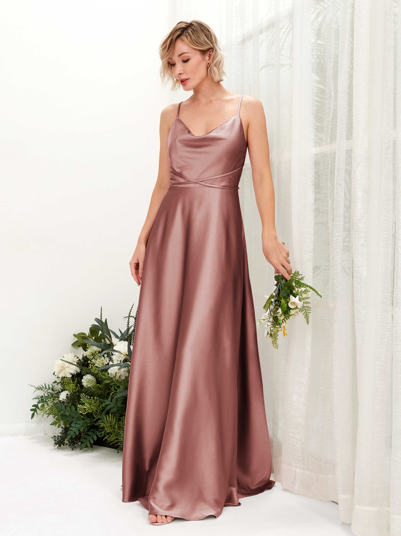 Carlyna Vestido Línea A Hasta el Suelo Escote Drapeado Vestidos de Dama de Honor Rosa Del Desierto #color_rosa-del-desierto