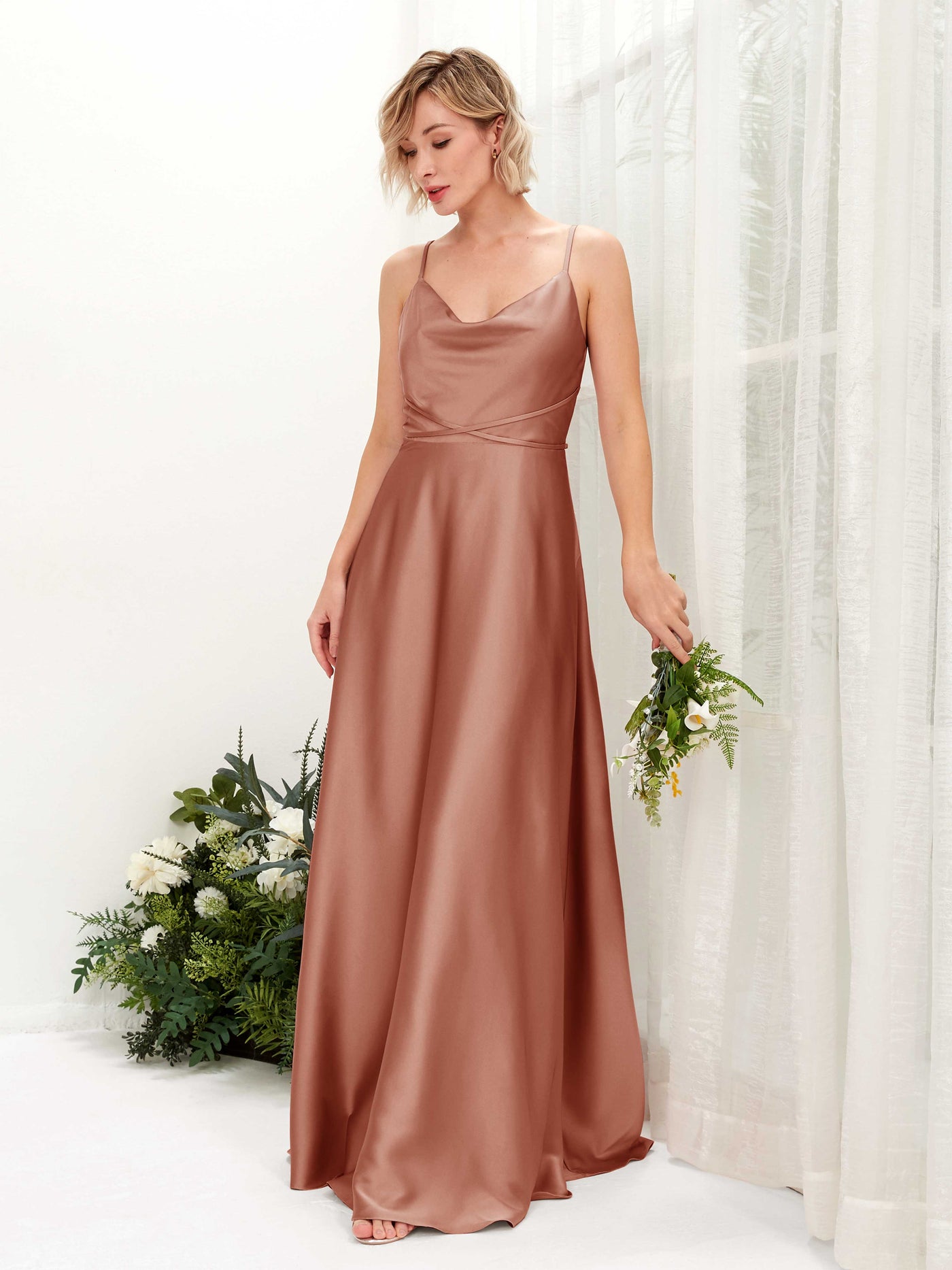 Carlyna Vestido Línea A Hasta el Suelo Escote Drapeado Vestidos de Dama de Honor Siena Natural #color_siena-natural