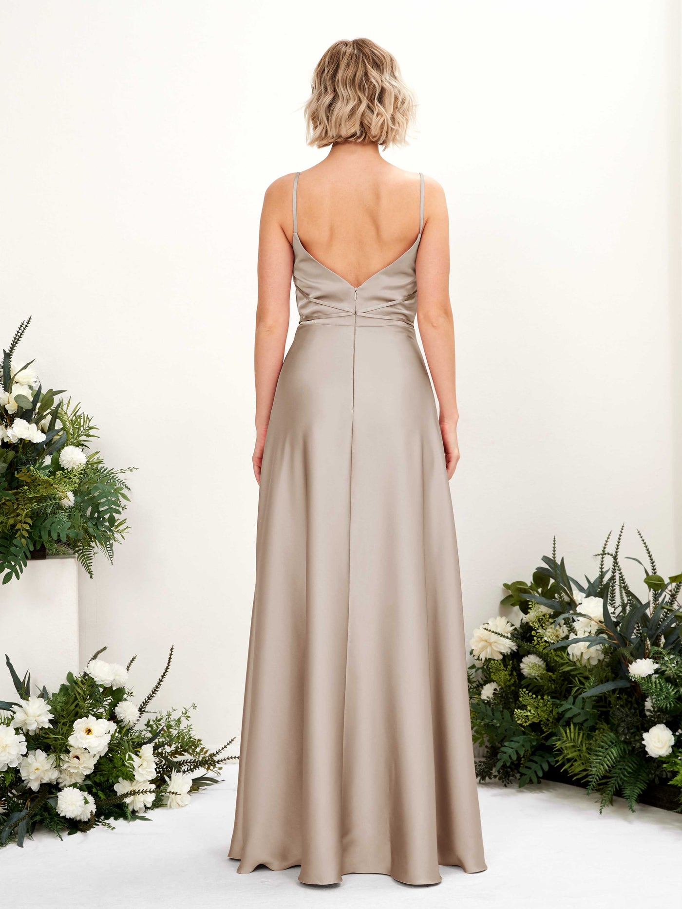 Carlyna Vestido Línea A Hasta el Suelo Escote Drapeado Vestidos de Dama de Honor Taupe #color_taupe