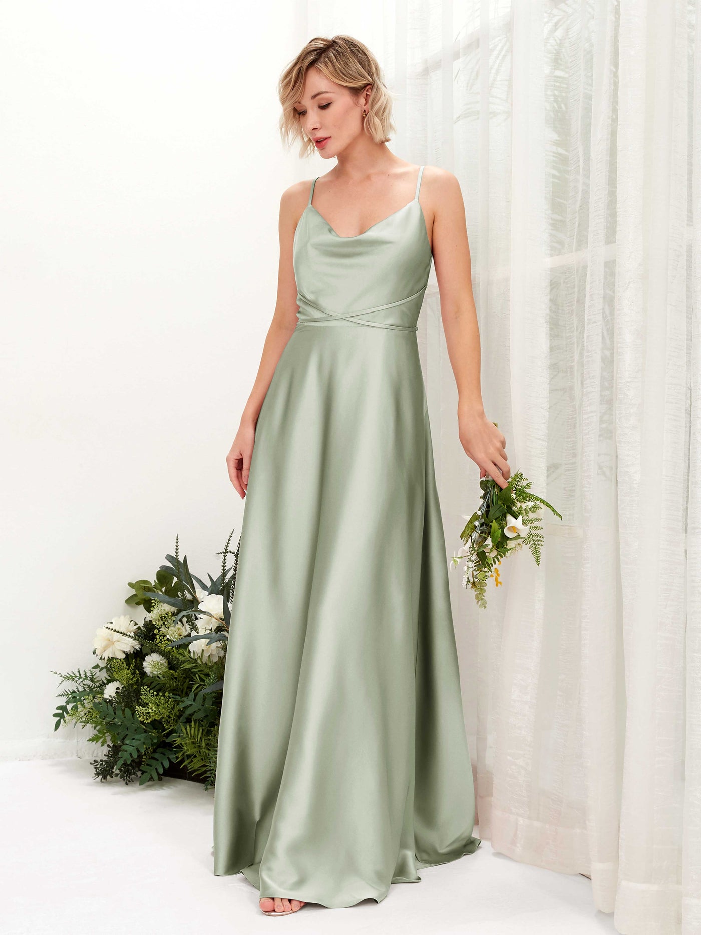 Carlyna Vestido Línea A Hasta el Suelo Escote Drapeado Vestidos de Dama de Honor Verde Salvia #color_verde-salvia