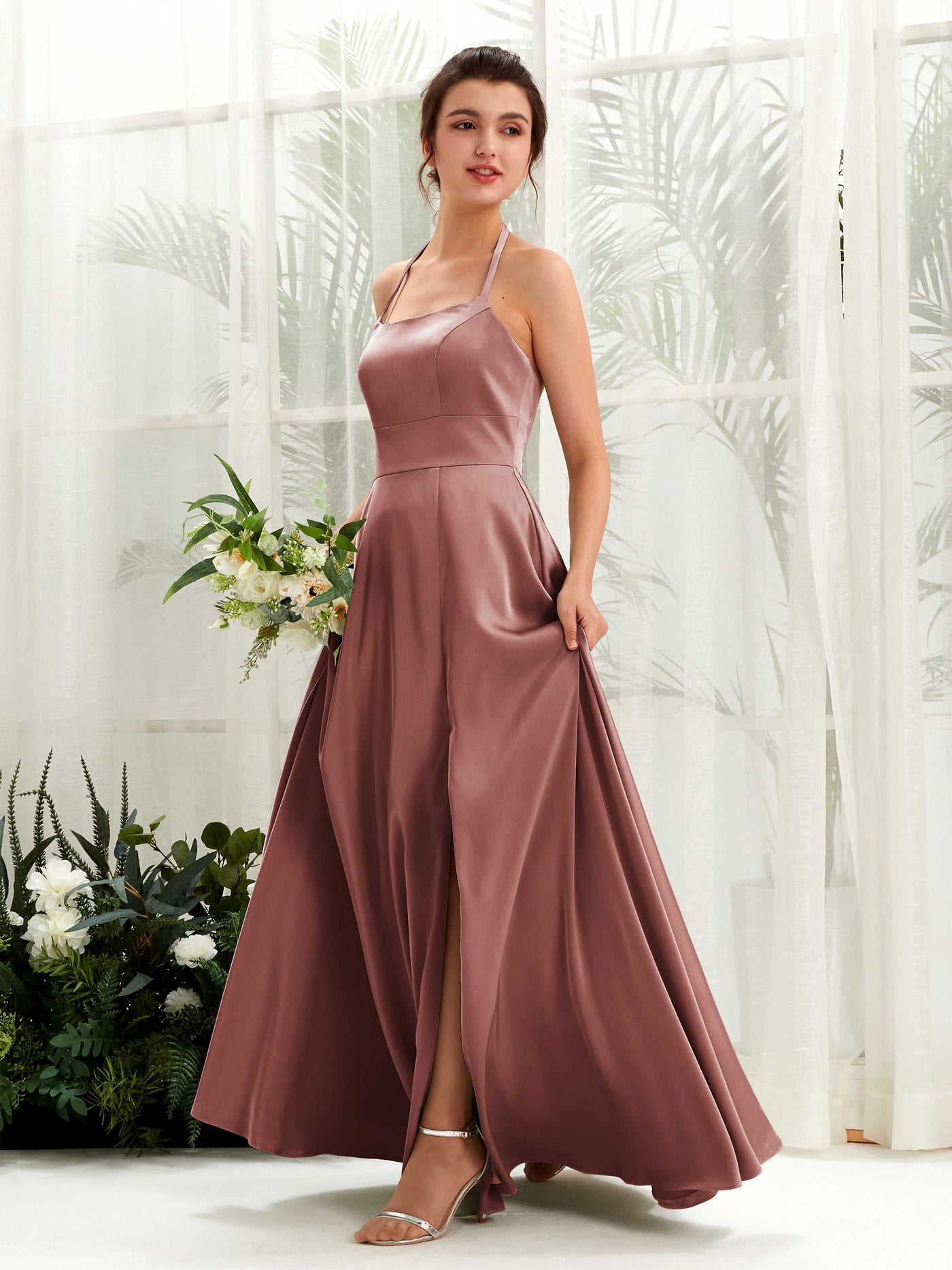 Carlyna Vestido Línea A Hasta el suelo Satén Cuello halter Dama de honor Rosa Del Desierto #color_rosa-del-desierto