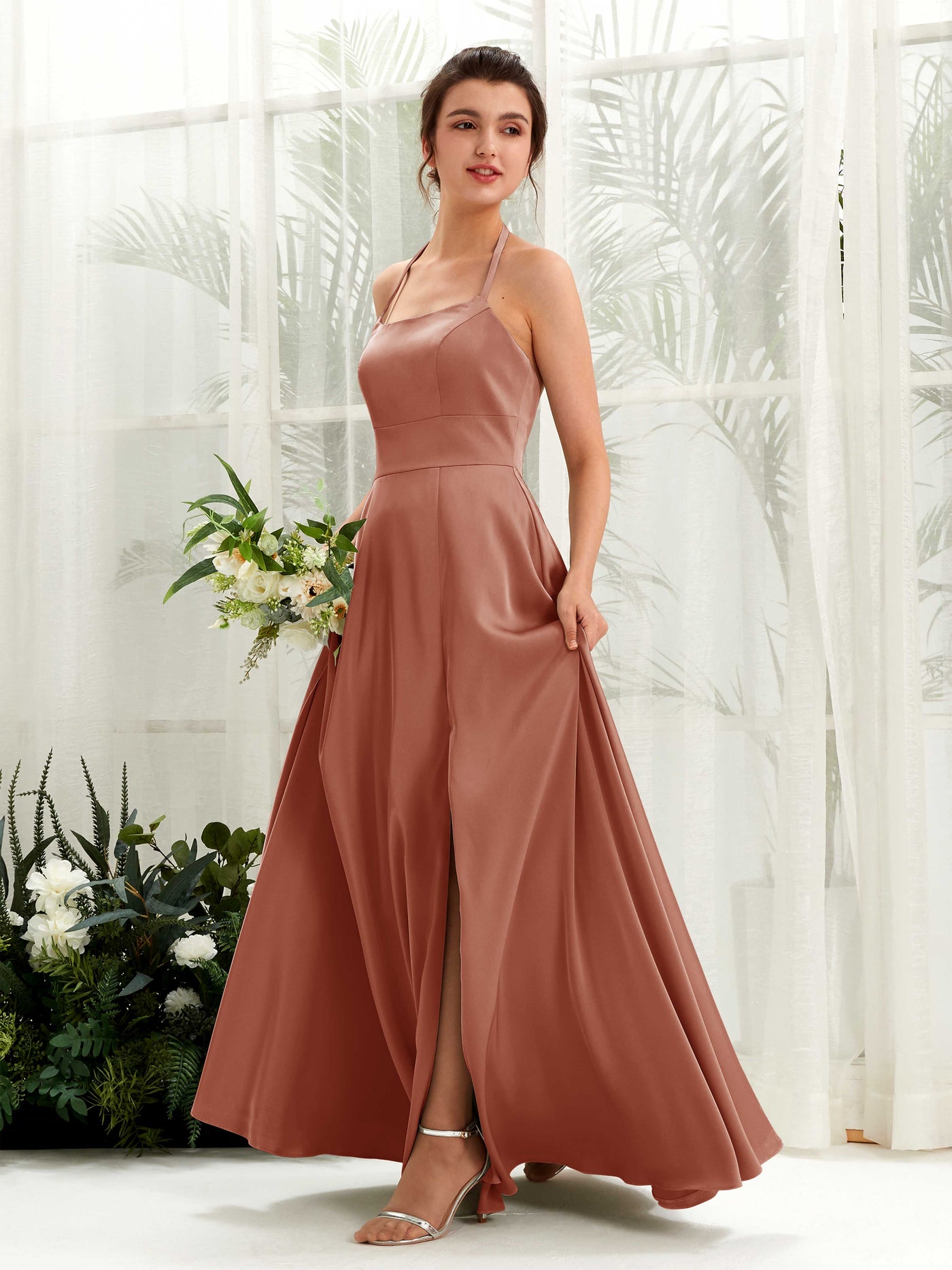 Carlyna Vestido Línea A Hasta el suelo Satén Cuello halter Dama de honor Siena Natural #color_siena-natural