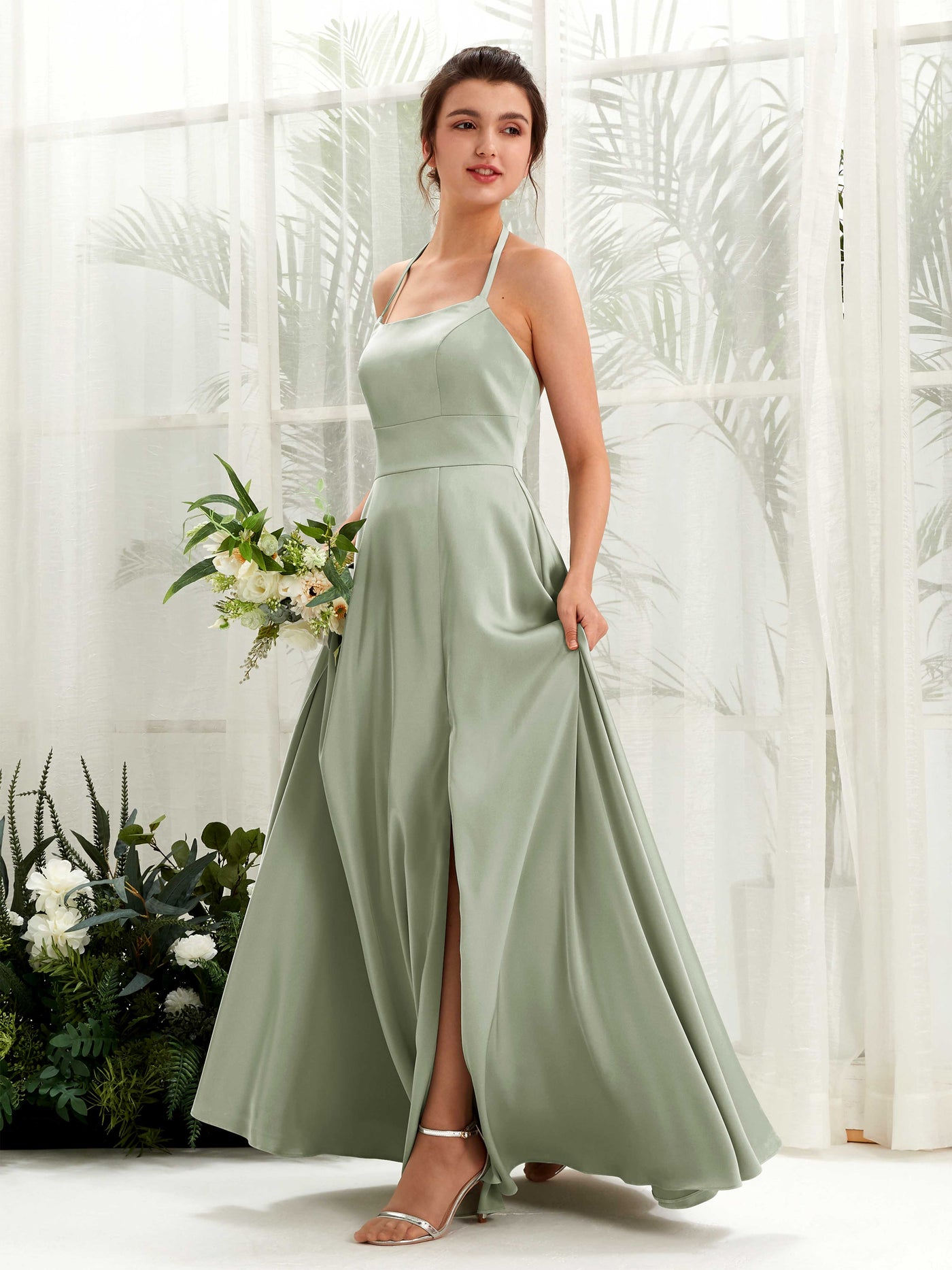 Carlyna Vestido Línea A Hasta el suelo Satén Cuello halter Dama de honor Verde Salvia #color_verde-salvia