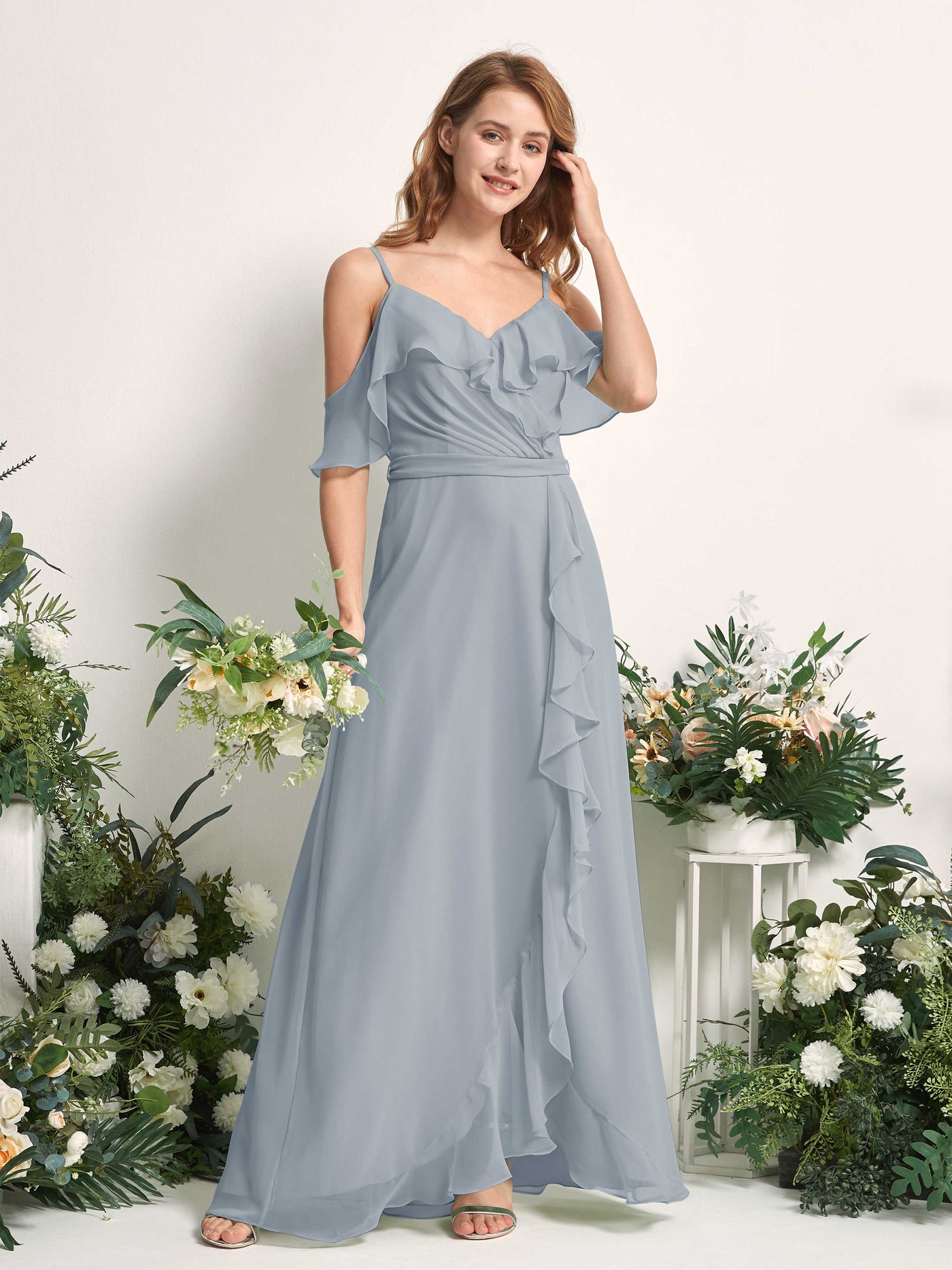 Carlyna Vestido Línea A Hombros Caídos Hasta el suelo Gasa Dama de honor Azul Empolvado Mejorado #color_azul-empolvado-mejorado