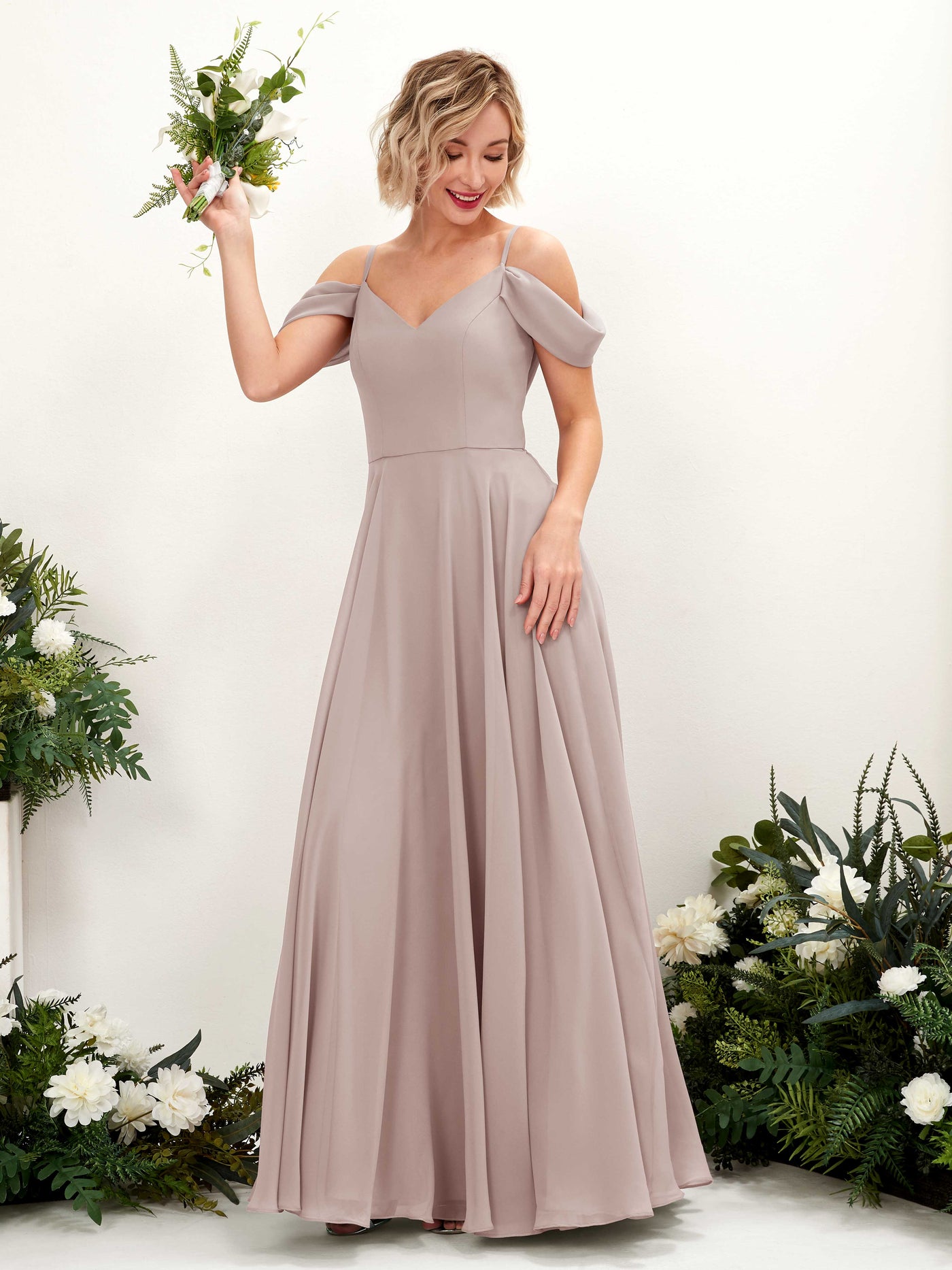 Carlyna Vestido Línea A Hombros caídos Hasta el suelo Gasa dama de honor Gris Pardo #color_gris-pardo