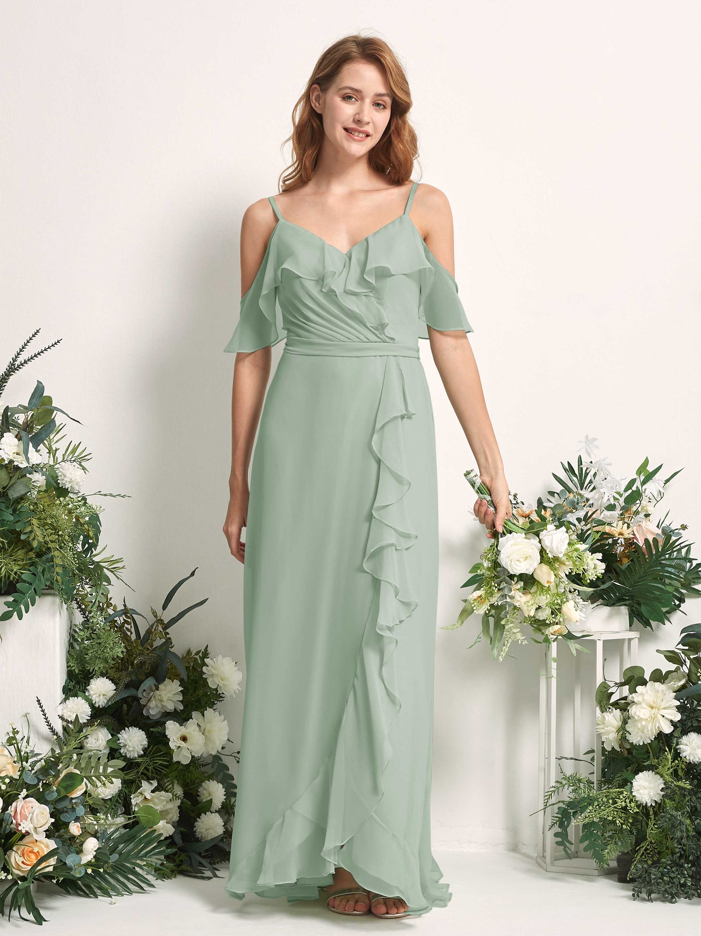 Carlyna Vestido Línea A Hombros Caídos Hasta el suelo Gasa Dama de honor Verde Salvia #color_verde-salvia