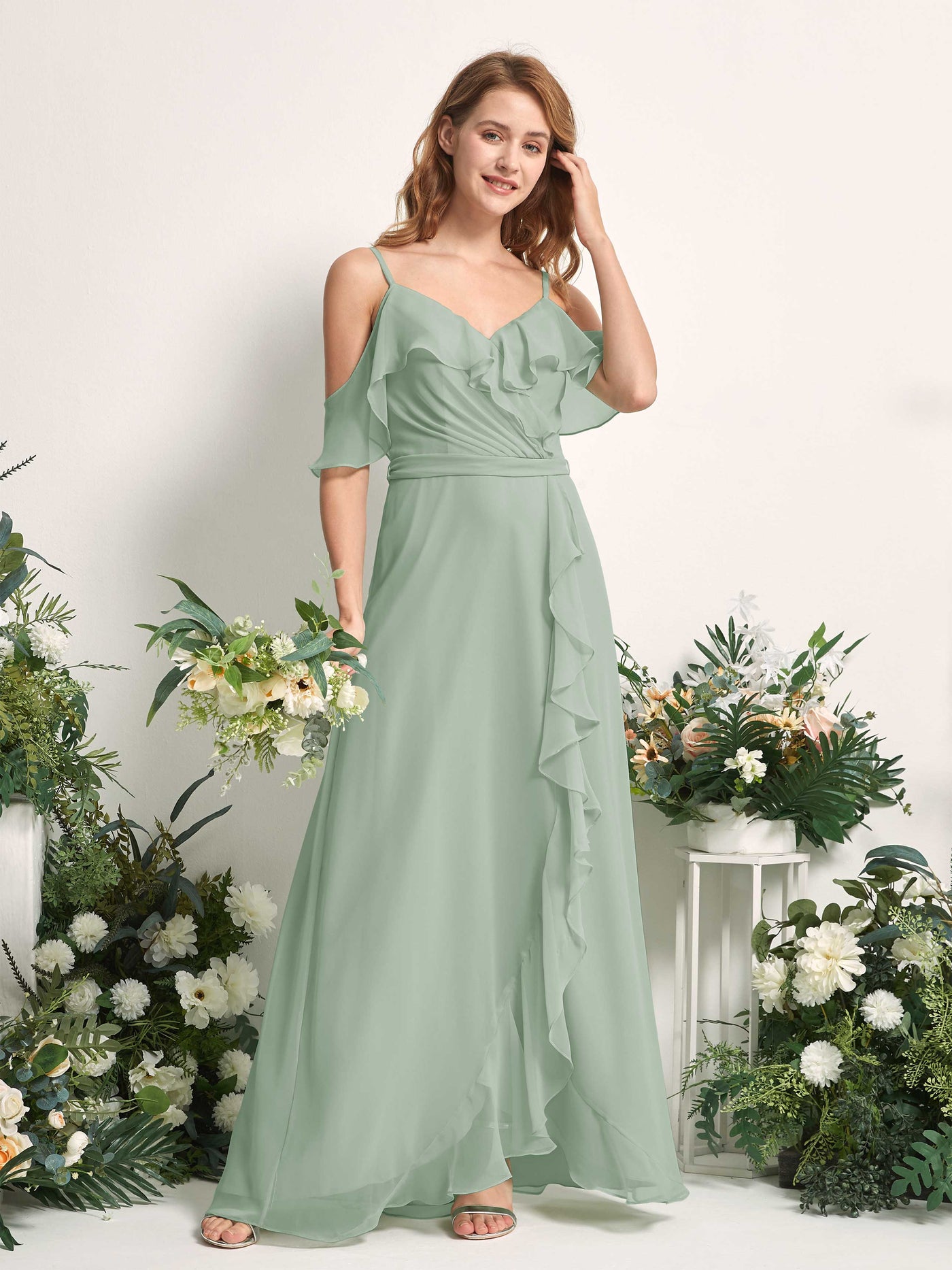 Carlyna Vestido Línea A Hombros Caídos Hasta el suelo Gasa Dama de honor Verde Salvia #color_verde-salvia