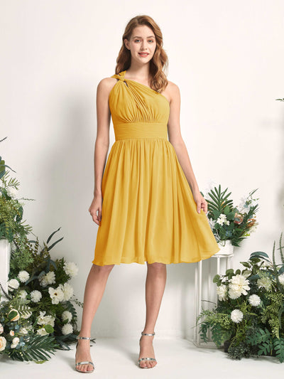 Carlyna Vestido Línea A un hombro hasta la rodilla fruncido de gasa dama de honor Amarillo Mostaza #color_amarillo-mostaza
