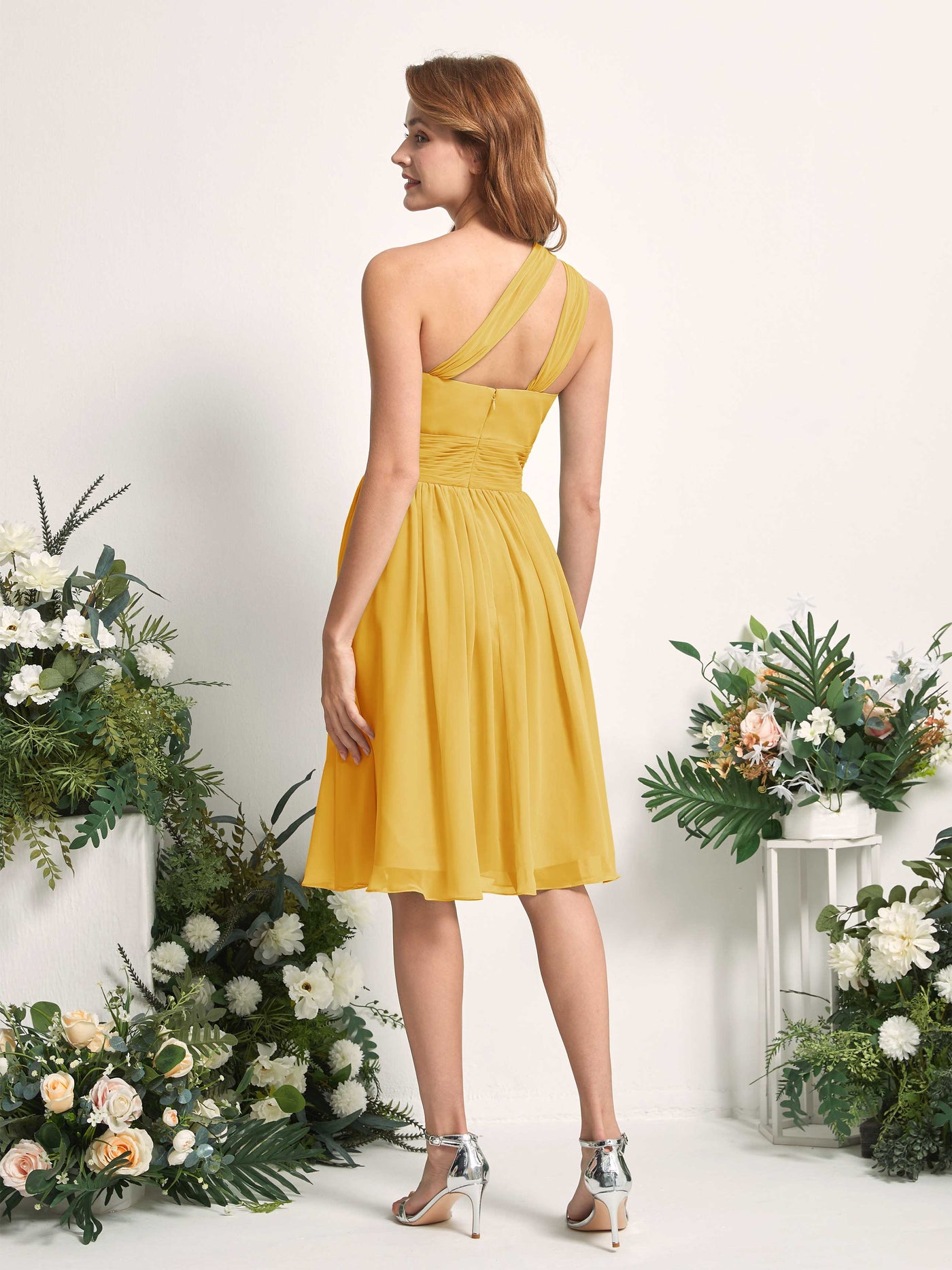 Carlyna Vestido Línea A un hombro hasta la rodilla fruncido de gasa dama de honor Amarillo Mostaza #color_amarillo-mostaza