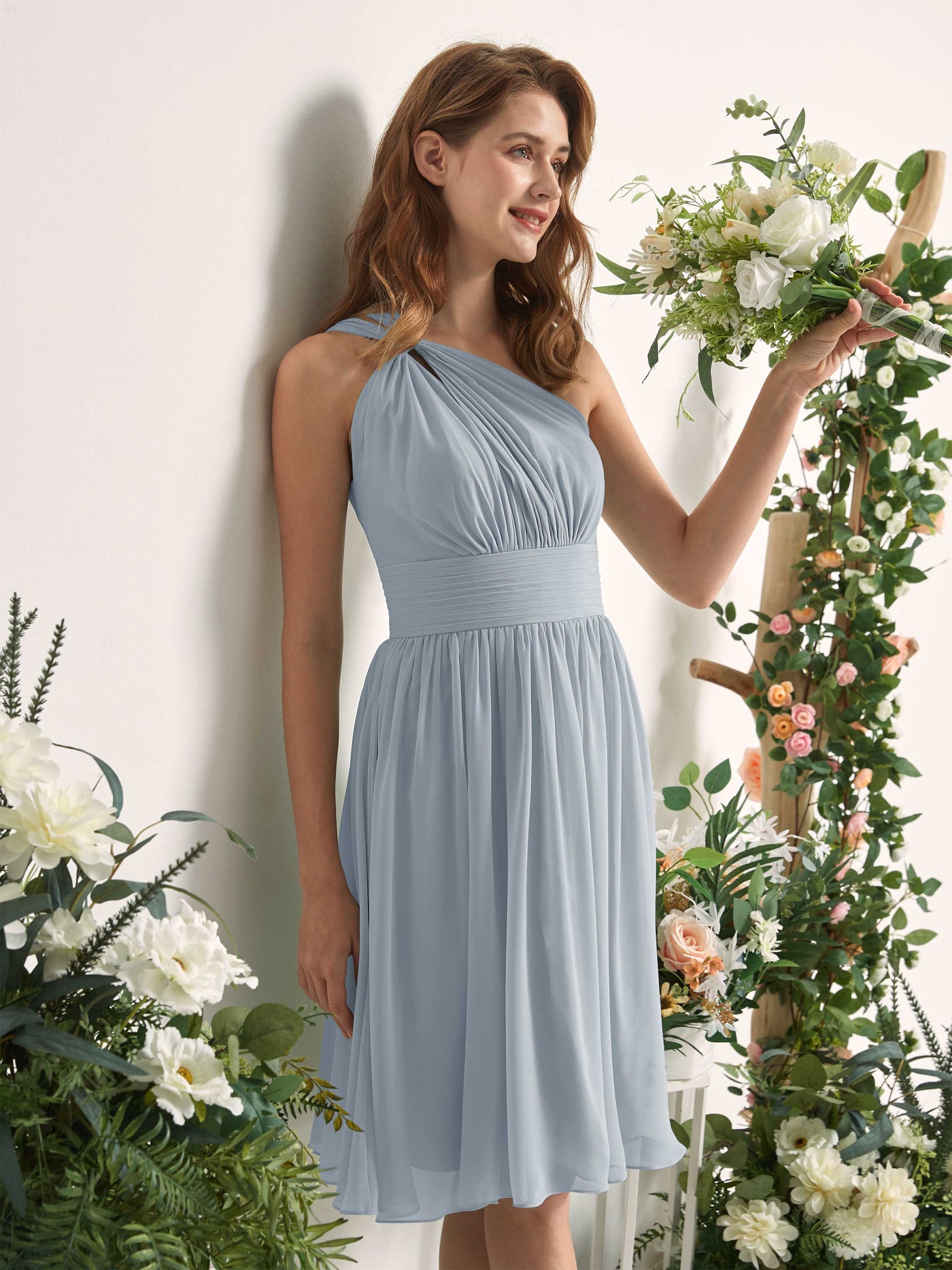 Carlyna Vestido Línea A un hombro hasta la rodilla fruncido de gasa dama de honor Azul Empolvado Mejorado #color_azul-empolvado-mejorado