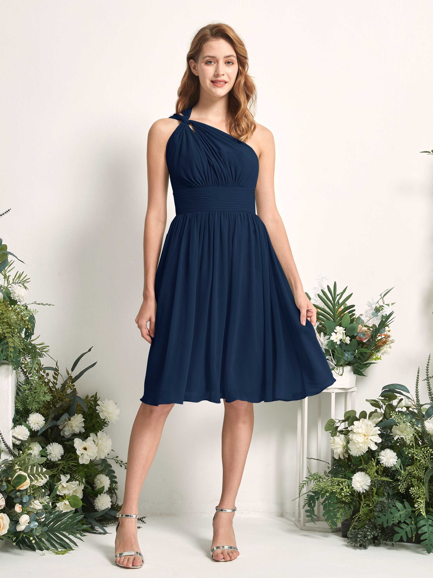 Carlyna Vestido Línea A un hombro hasta la rodilla fruncido de gasa dama de honor Azul Marino #color_azul-marino