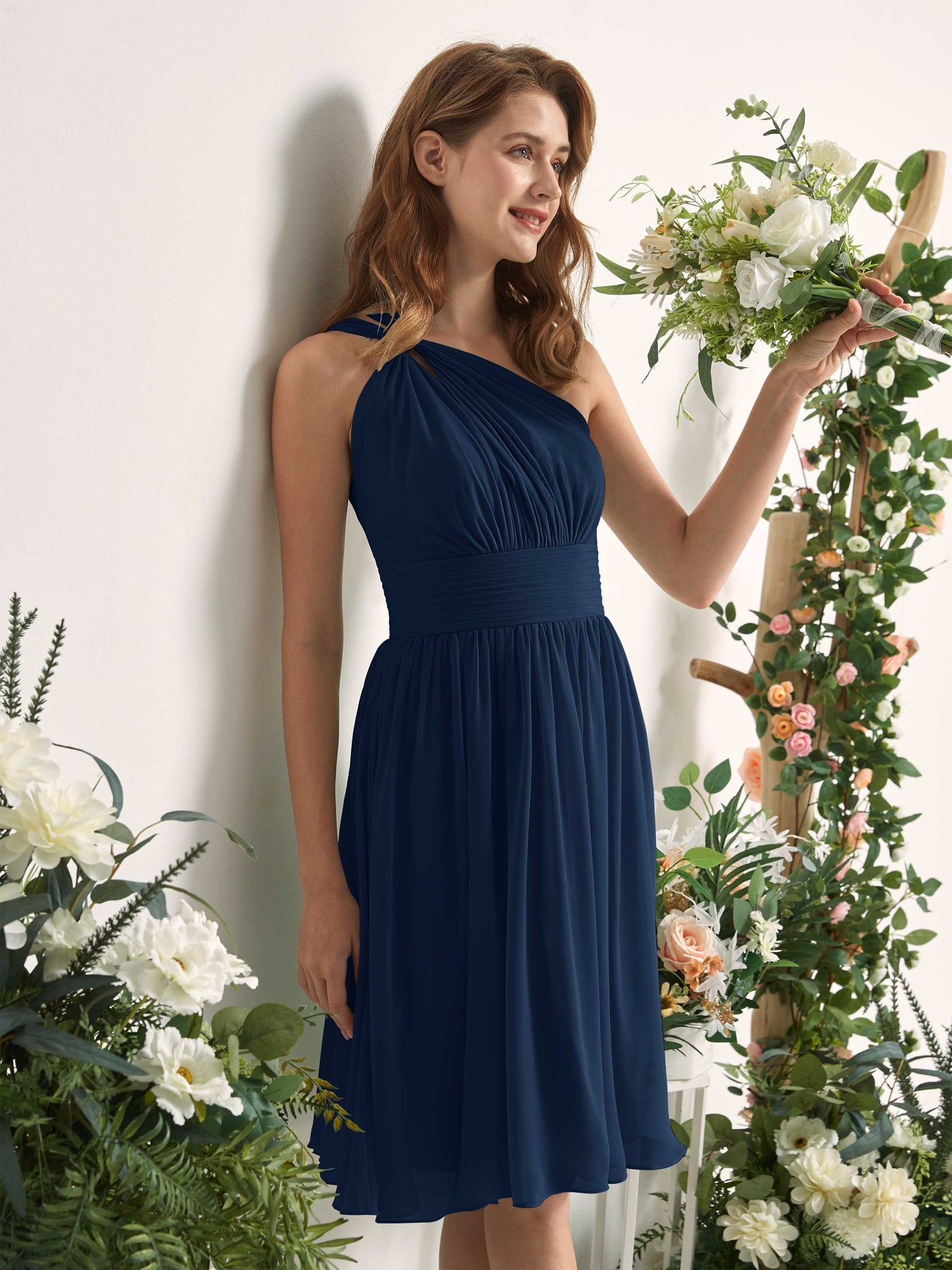 Carlyna Vestido Línea A un hombro hasta la rodilla fruncido de gasa dama de honor Azul Marino #color_azul-marino