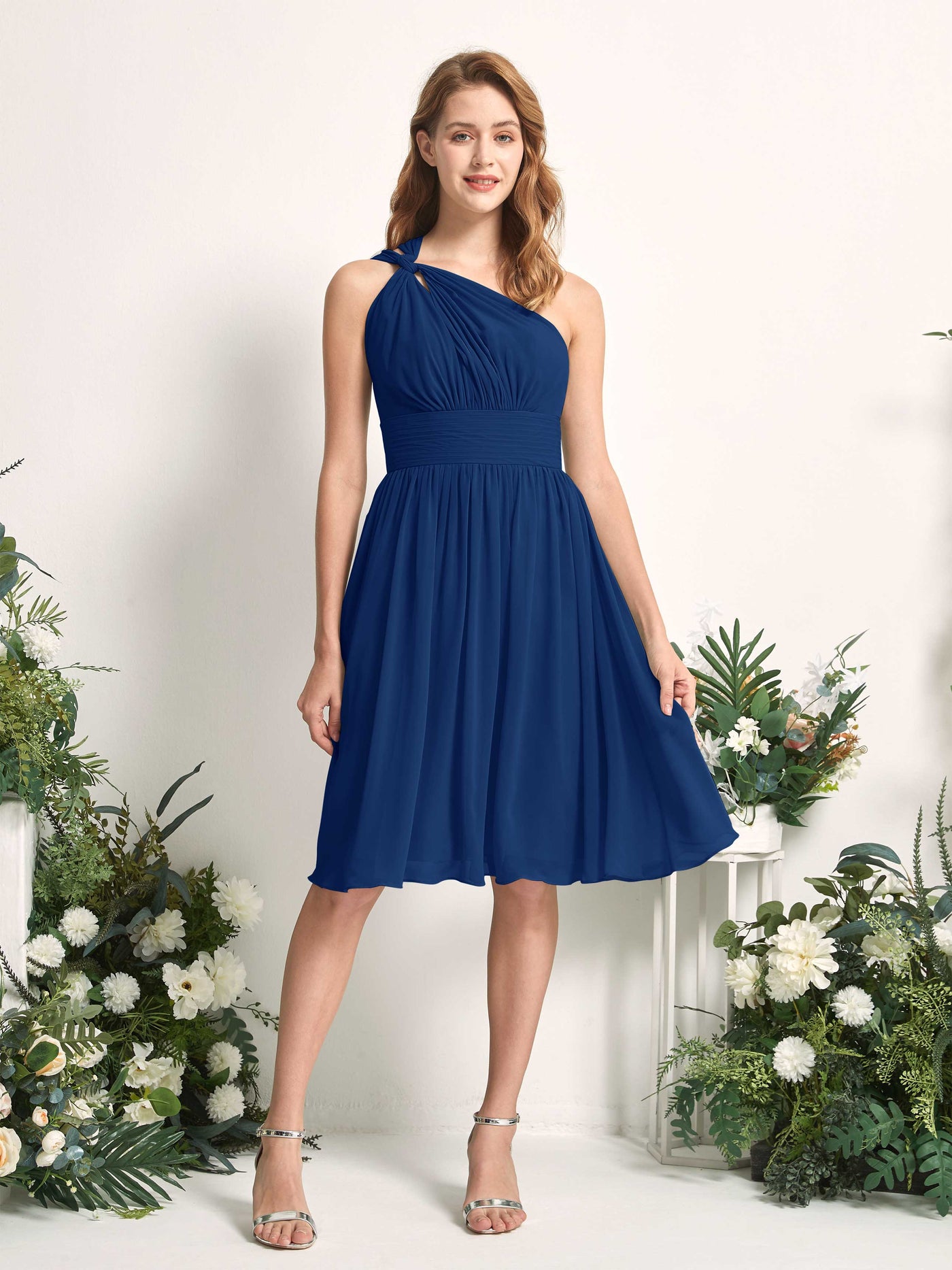 Carlyna Vestido Línea A un hombro hasta la rodilla fruncido de gasa dama de honor Azul Real #color_azul-real