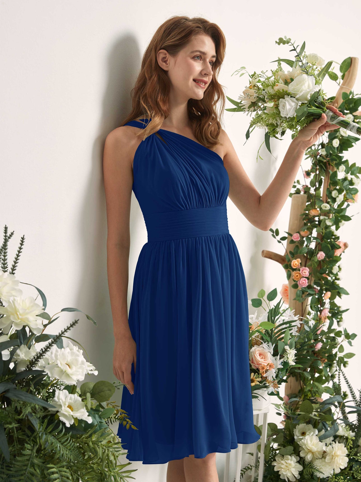 Carlyna Vestido Línea A un hombro hasta la rodilla fruncido de gasa dama de honor Azul Real #color_azul-real