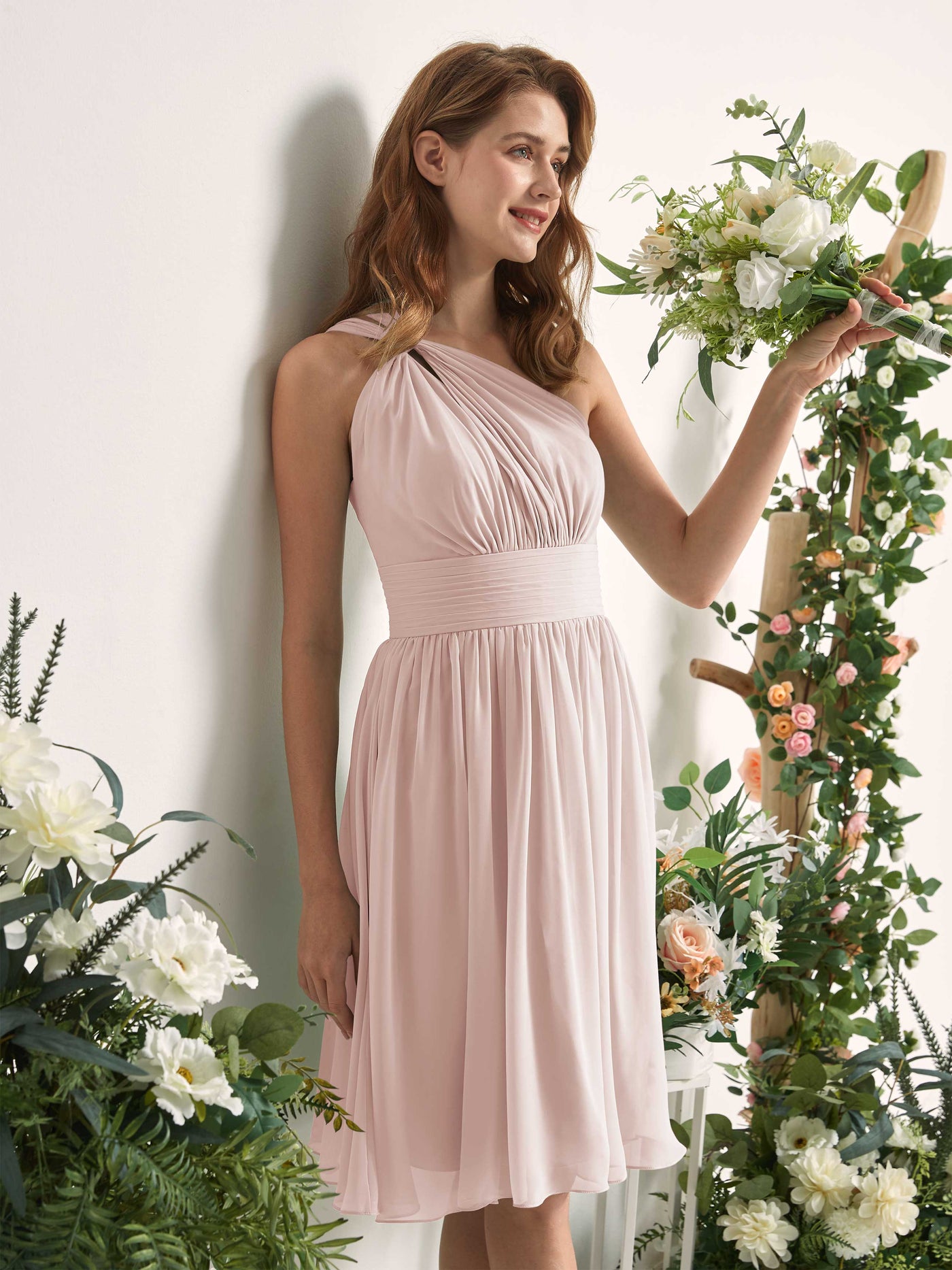 Carlyna Vestido Línea A un hombro hasta la rodilla fruncido de gasa dama de honor Biscotti #color_biscotti