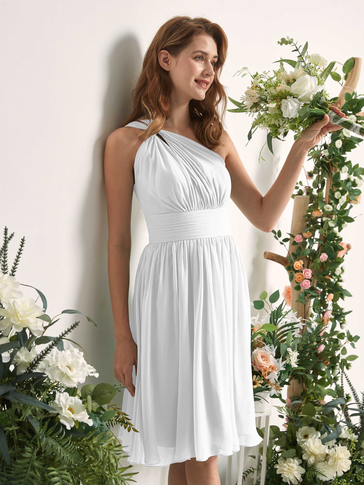 Carlyna Vestido Línea A un hombro hasta la rodilla fruncido de gasa dama de honor Blanco #color_blanco