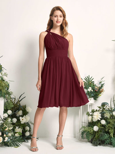 Carlyna Vestido Línea A un hombro hasta la rodilla fruncido de gasa dama de honor Borgoña #color_borgo-a