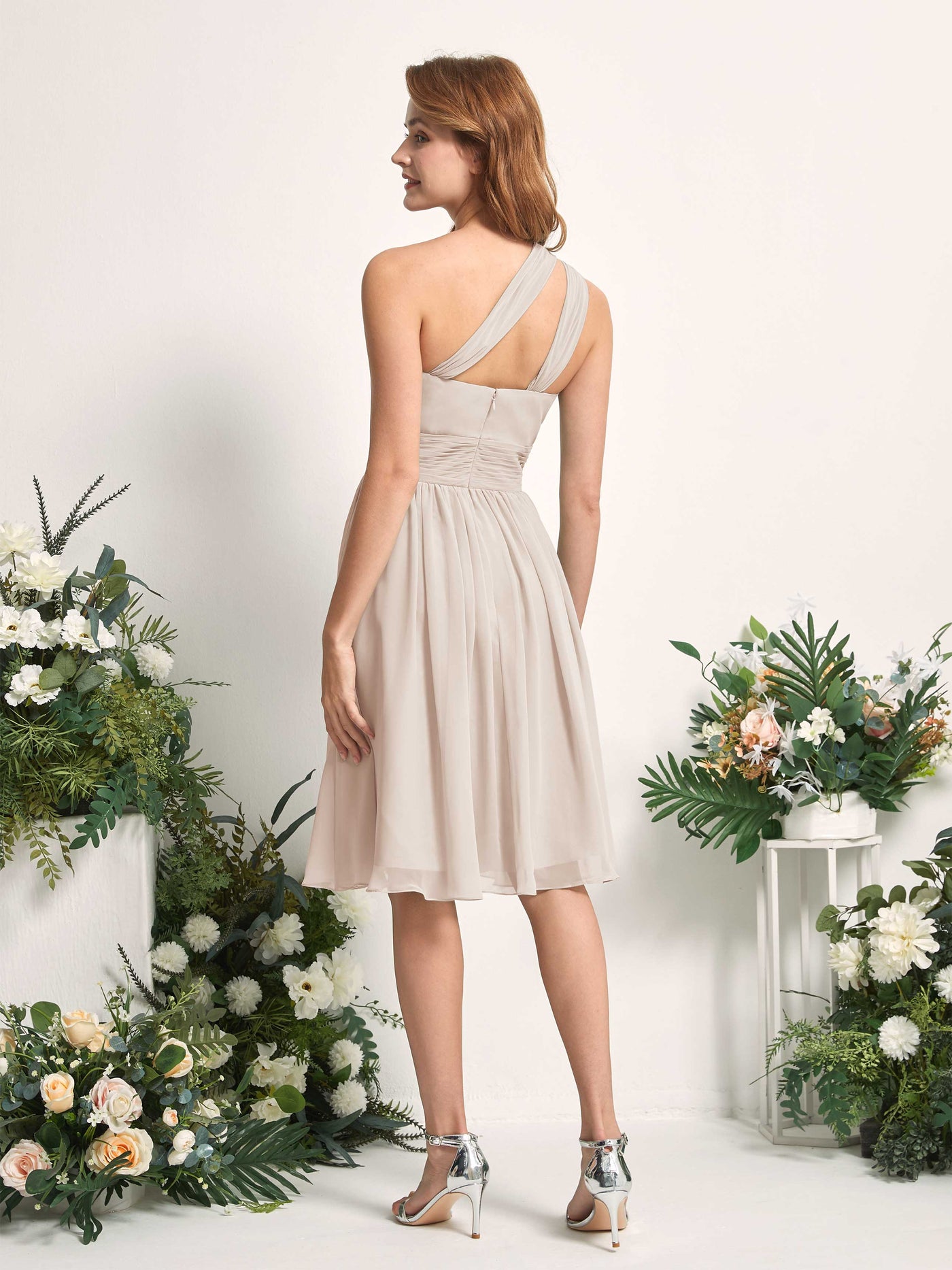 Carlyna Vestido Línea A un hombro hasta la rodilla fruncido de gasa dama de honor Champán #color_champ-n