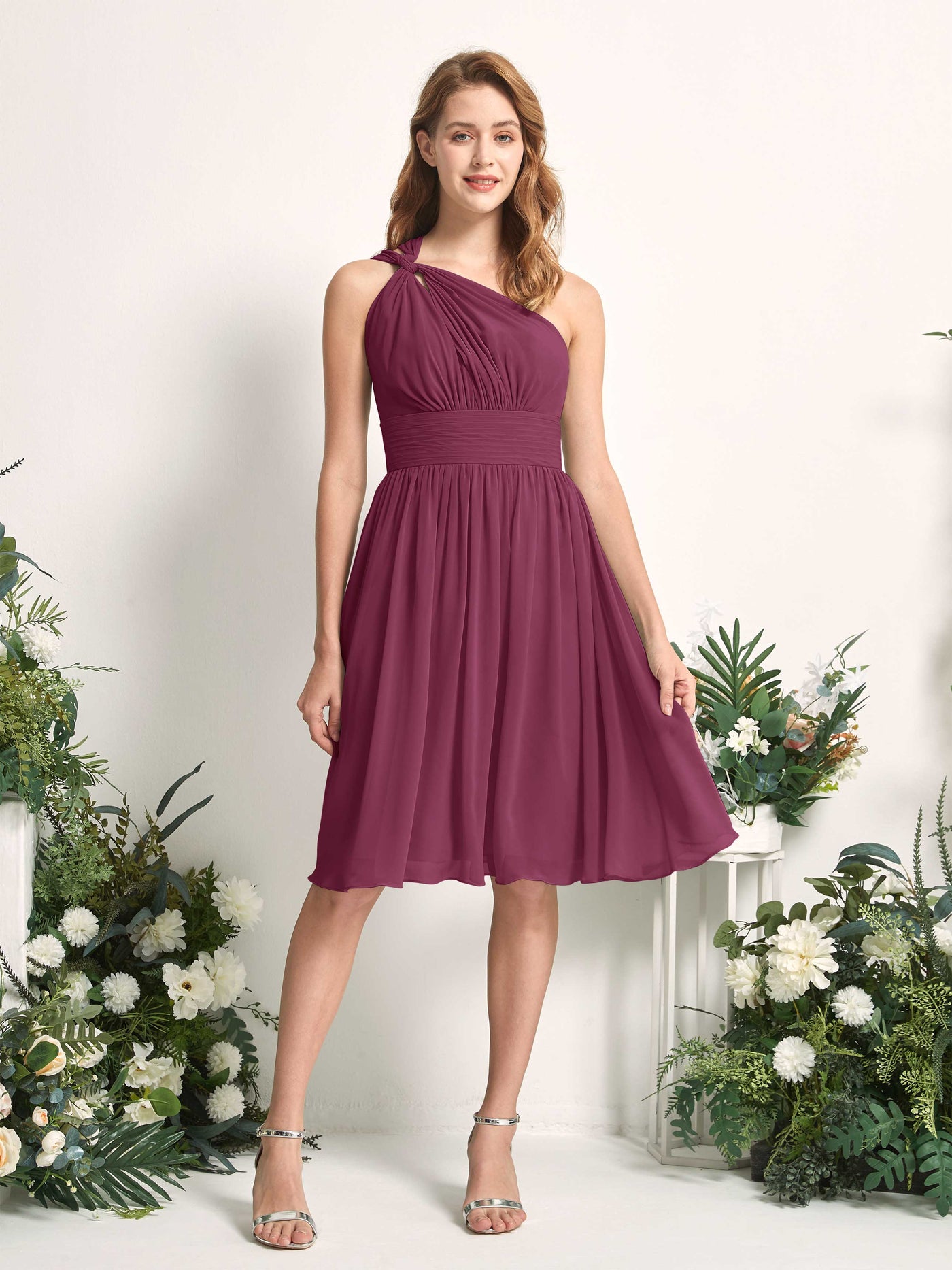 Carlyna Vestido Línea A un hombro hasta la rodilla fruncido de gasa dama de honor Chianti #color_chianti