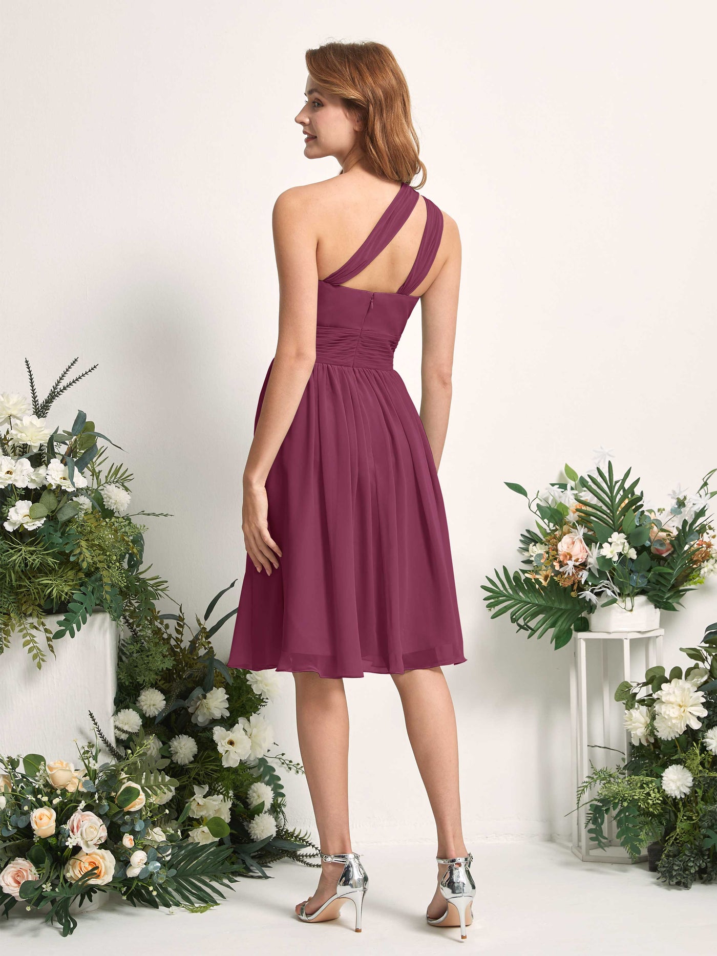 Carlyna Vestido Línea A un hombro hasta la rodilla fruncido de gasa dama de honor Chianti #color_chianti