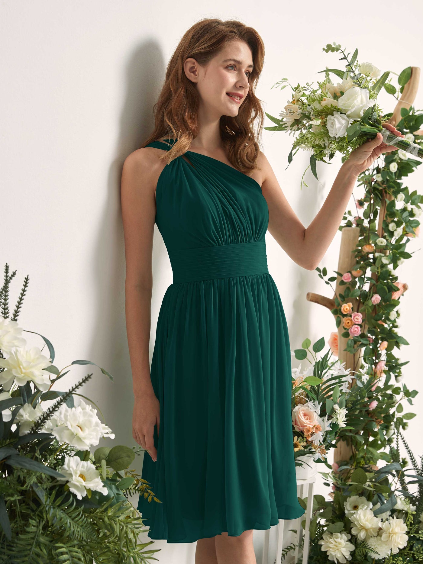 Carlyna Vestido Línea A un hombro hasta la rodilla fruncido de gasa dama de honor Esmeralda Oscuro #color_esmeralda-oscuro