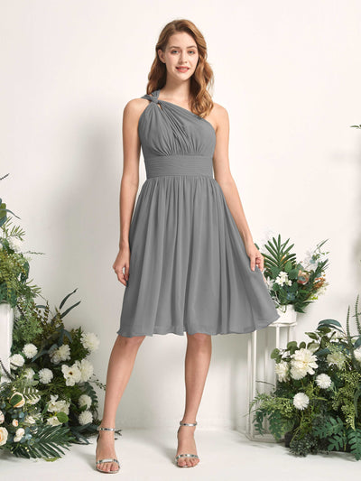 Carlyna Vestido Línea A un hombro hasta la rodilla fruncido de gasa dama de honor Gris Acero #color_gris-acero