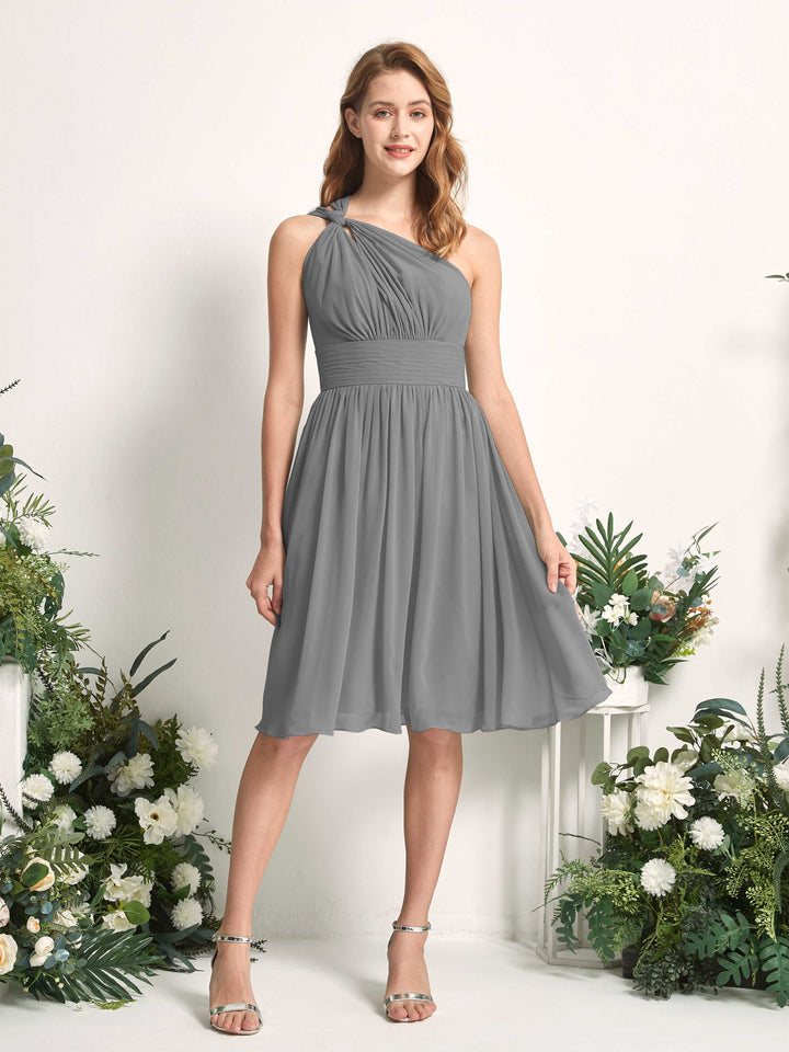 Carlyna Vestido Línea A un hombro hasta la rodilla fruncido de gasa dama de honor Gris Acero 
