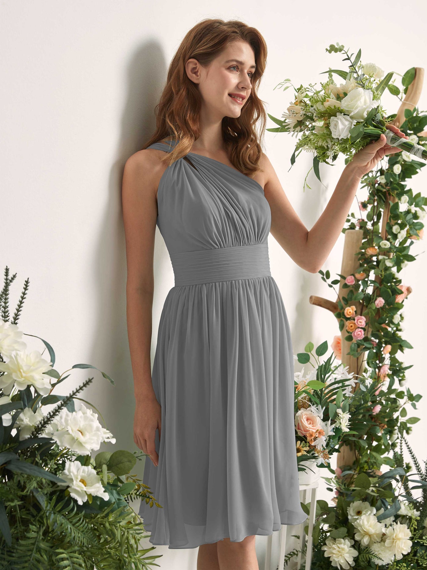 Carlyna Vestido Línea A un hombro hasta la rodilla fruncido de gasa dama de honor Gris Acero #color_gris-acero
