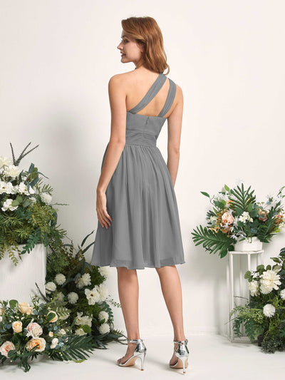 Carlyna Vestido Línea A un hombro hasta la rodilla fruncido de gasa dama de honor Gris Acero #color_gris-acero