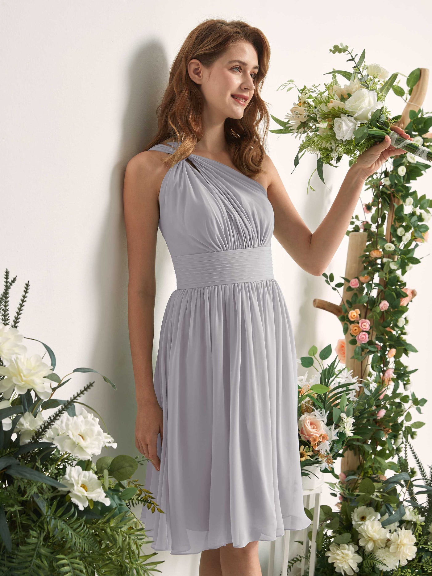 Carlyna Vestido Línea A un hombro hasta la rodilla fruncido de gasa dama de honor Gris Paloma #color_gris-paloma