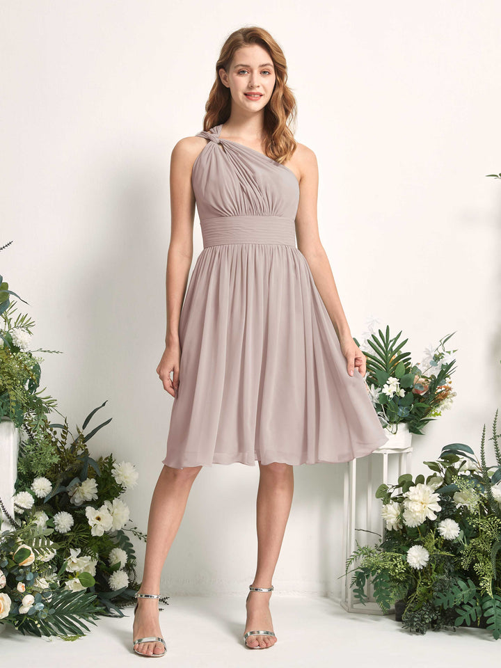 Carlyna Vestido Línea A un hombro hasta la rodilla fruncido de gasa dama de honor Gris Pardo 