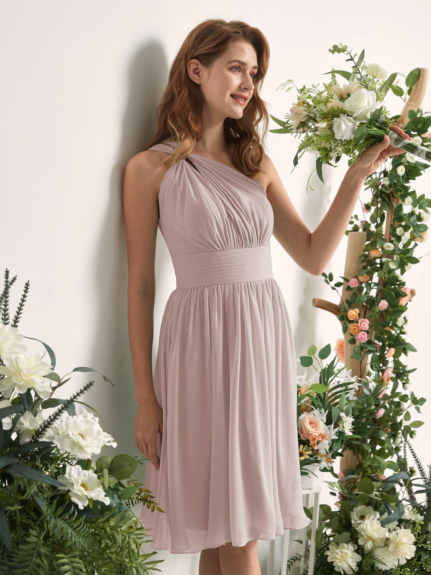 Carlyna Vestido Línea A un hombro hasta la rodilla fruncido de gasa dama de honor Gris Pardo #color_gris-pardo