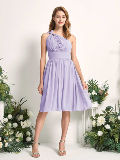 Carlyna Vestido Línea A un hombro hasta la rodilla fruncido de gasa dama de honor Lila #color_lila