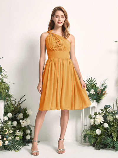 Carlyna Vestido Línea A un hombro hasta la rodilla fruncido de gasa dama de honor Mango #color_mango