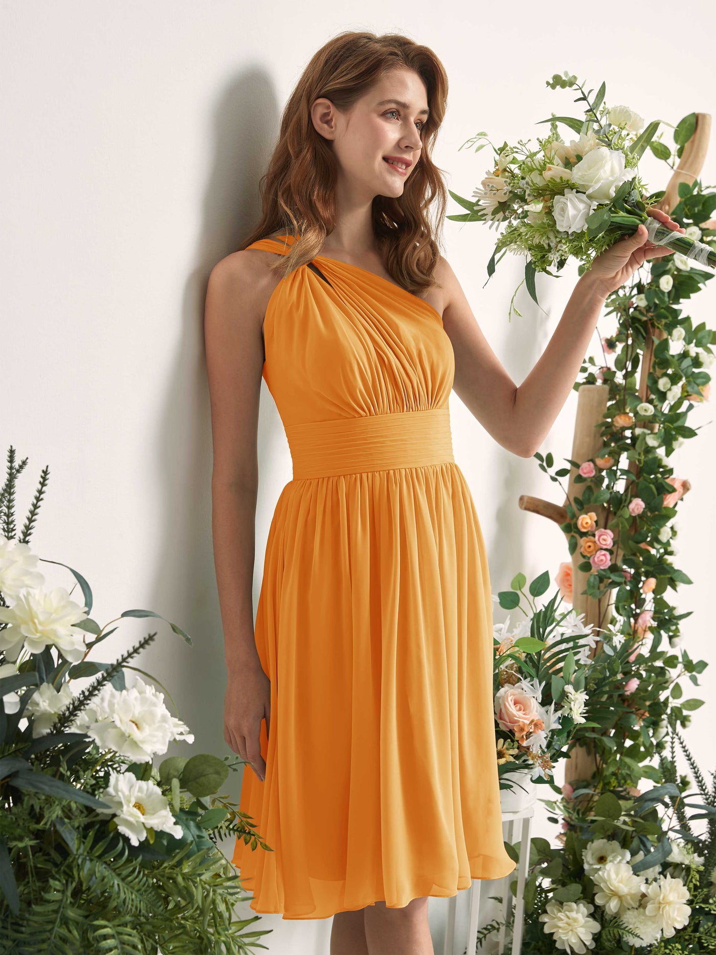 Carlyna Vestido Línea A un hombro hasta la rodilla fruncido de gasa dama de honor Mango #color_mango