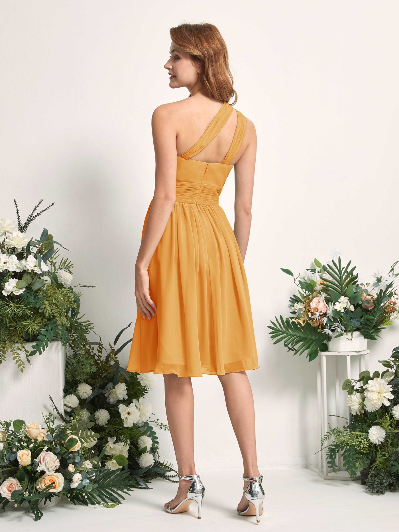 Carlyna Vestido Línea A un hombro hasta la rodilla fruncido de gasa dama de honor Mango #color_mango