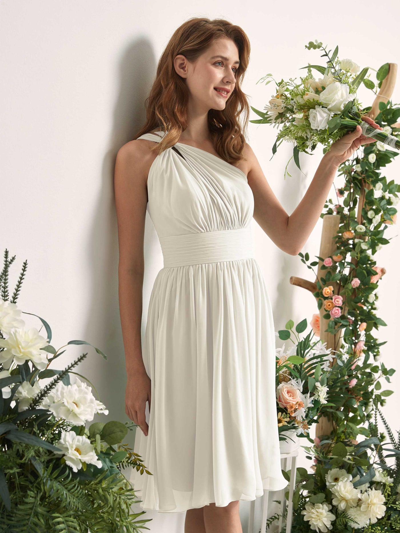 Carlyna Vestido Línea A un hombro hasta la rodilla fruncido de gasa dama de honor Marfil #color_marfil