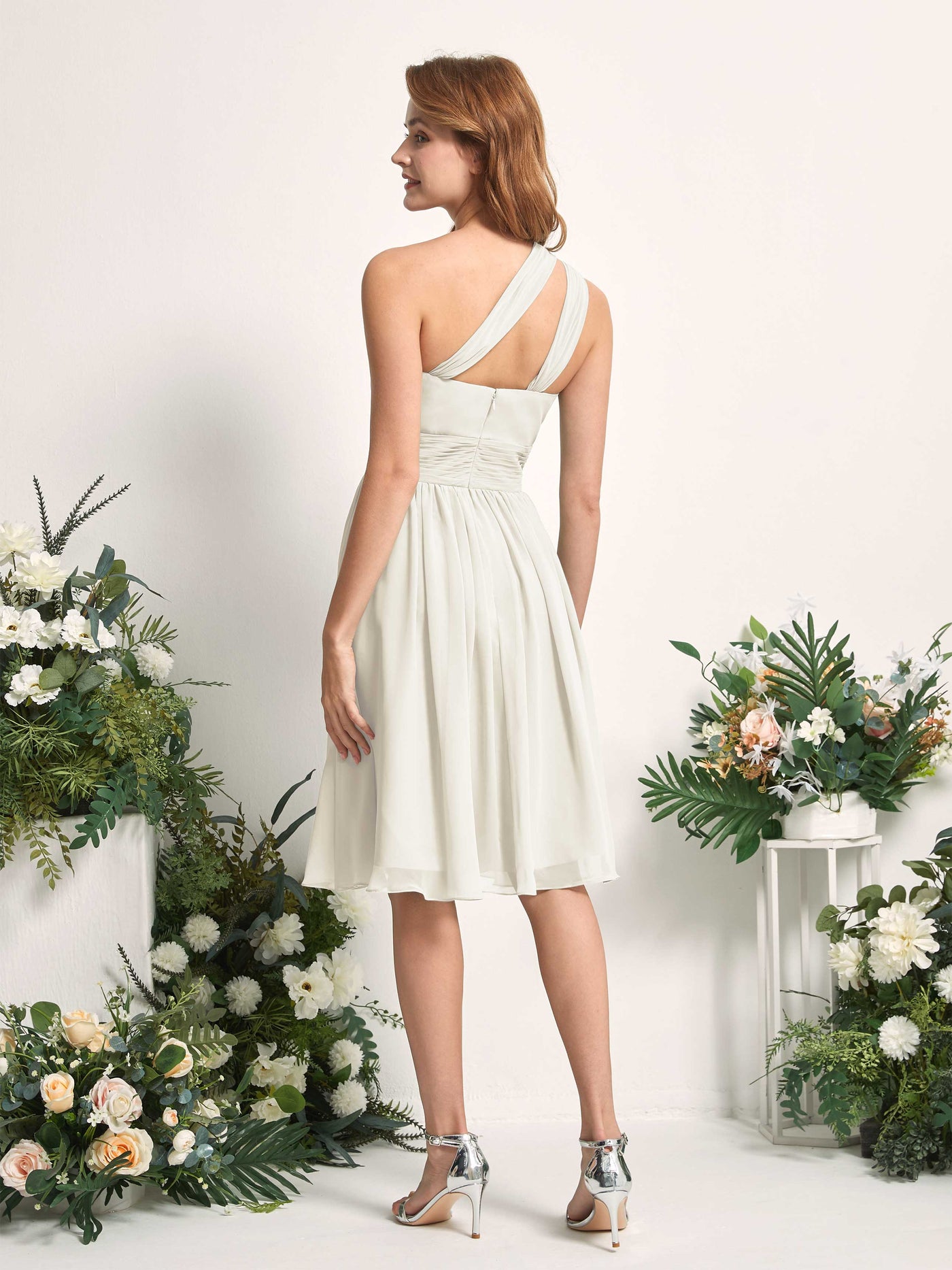 Carlyna Vestido Línea A un hombro hasta la rodilla fruncido de gasa dama de honor Marfil #color_marfil