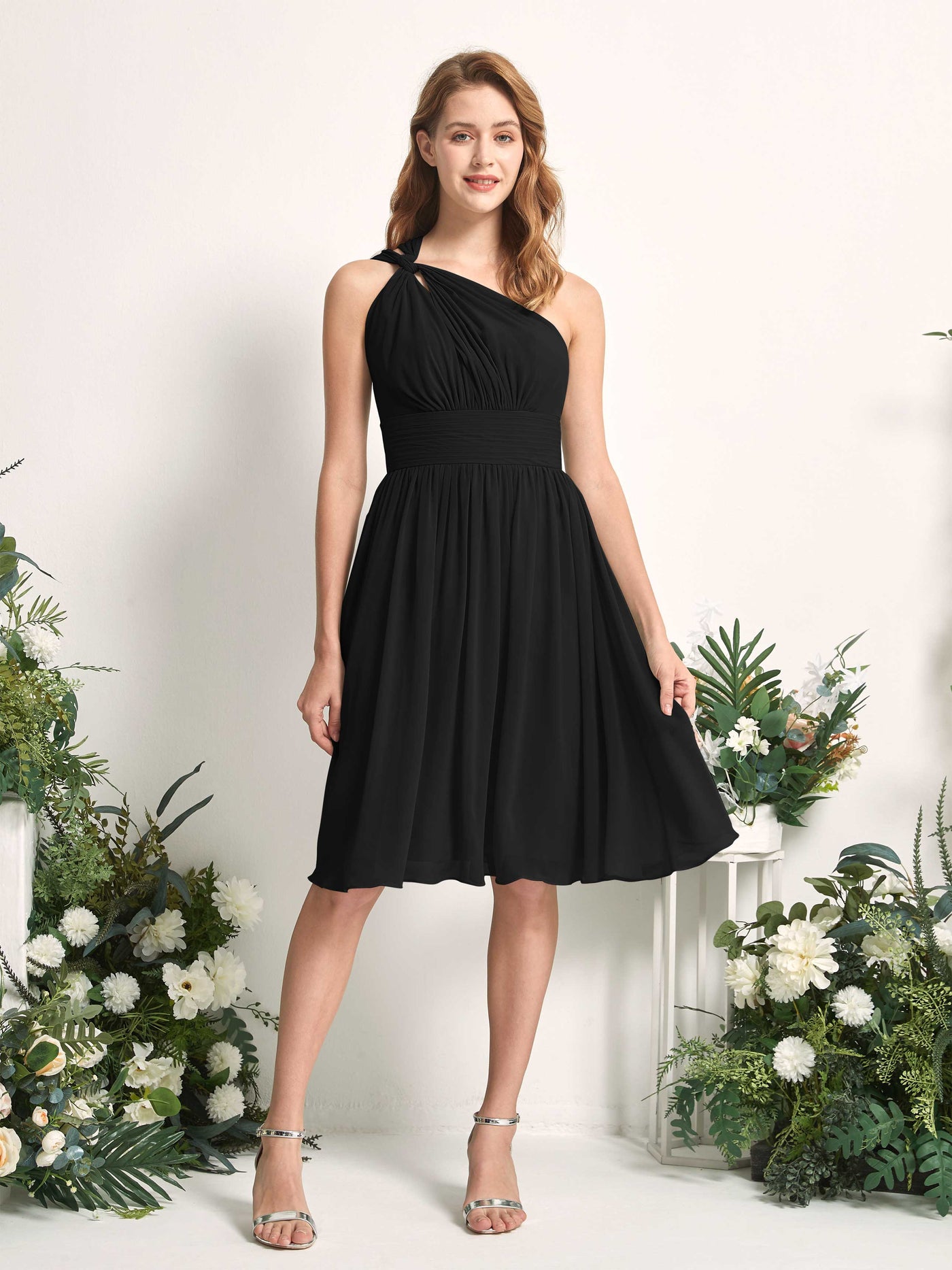 Carlyna Vestido Línea A un hombro hasta la rodilla fruncido de gasa dama de honor Negro #color_negro