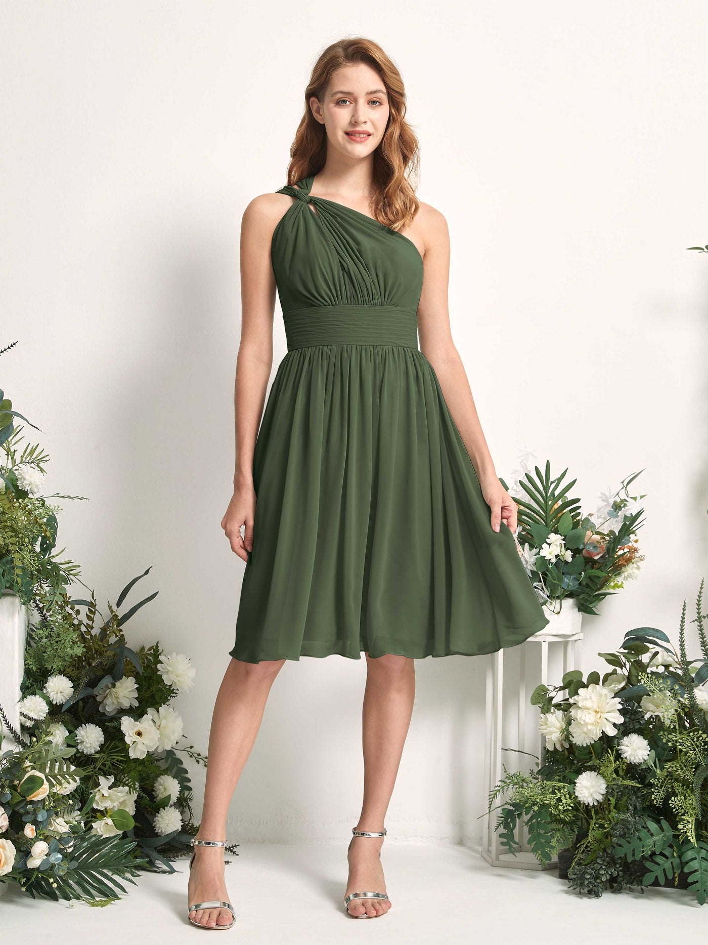 Carlyna Vestido Línea A un hombro hasta la rodilla fruncido de gasa dama de honor Oliva Martini #color_oliva-martini