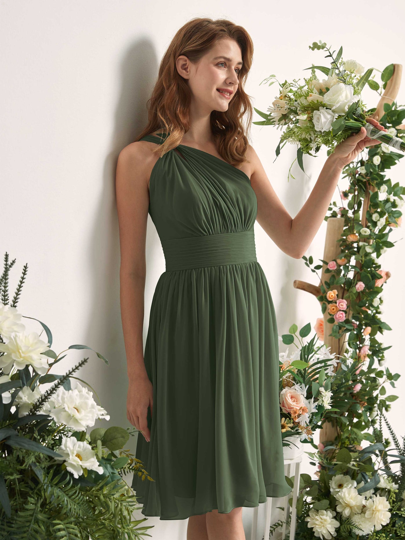 Carlyna Vestido Línea A un hombro hasta la rodilla fruncido de gasa dama de honor Oliva Martini #color_oliva-martini