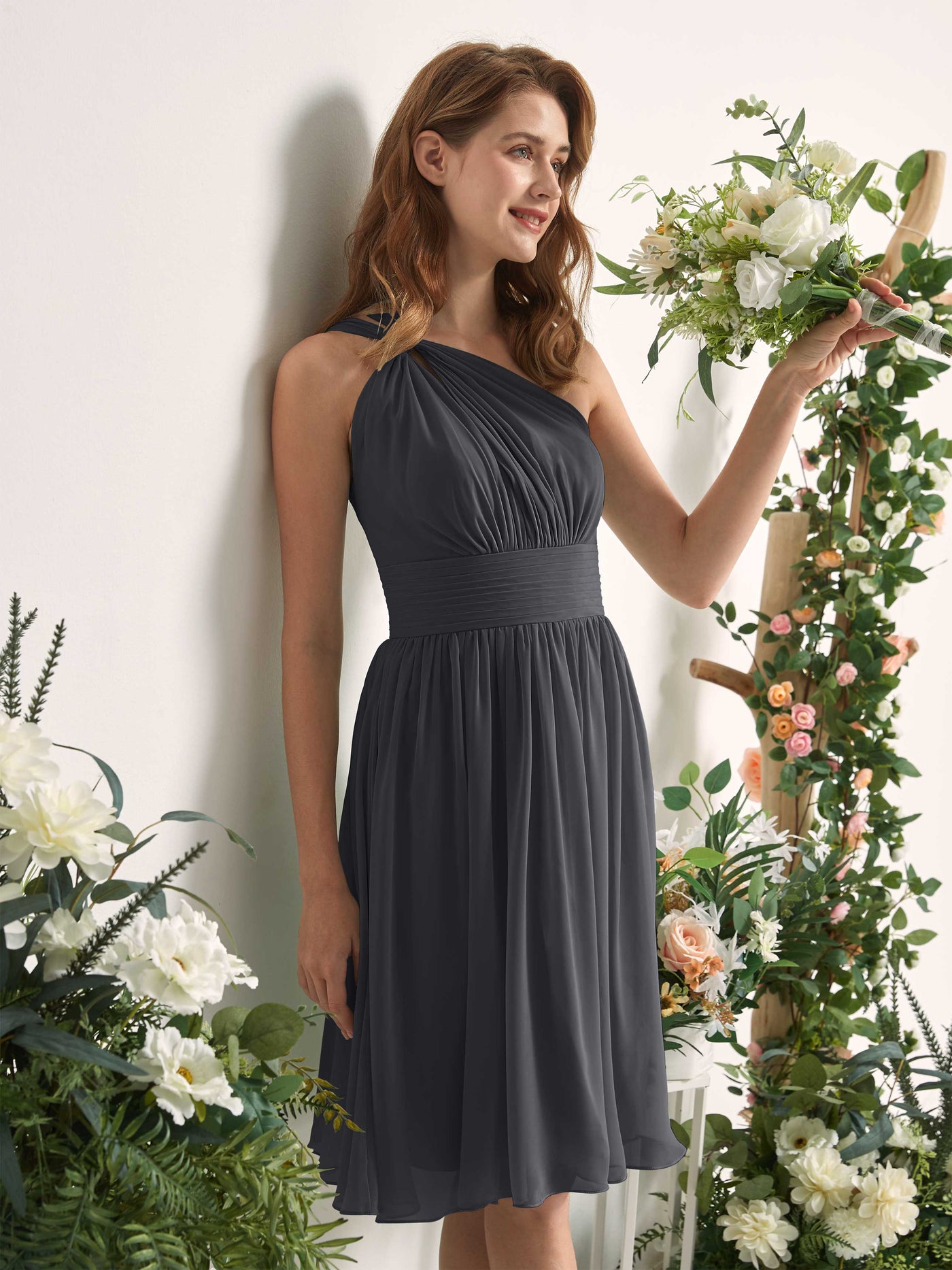 Carlyna Vestido Línea A un hombro hasta la rodilla fruncido de gasa dama de honor Peltre #color_peltre