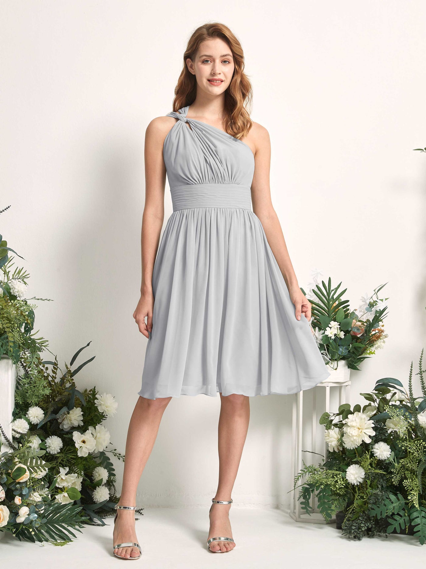 Carlyna Vestido Línea A un hombro hasta la rodilla fruncido de gasa dama de honor Plata #color_plata