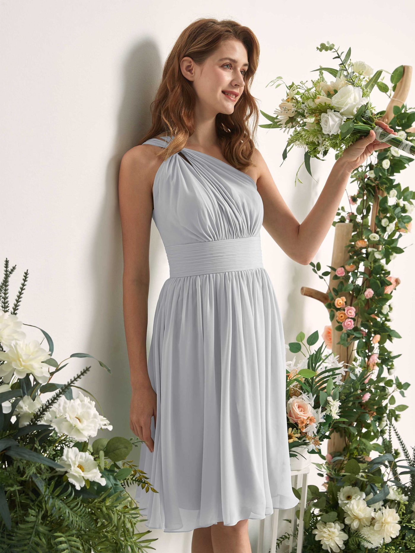 Carlyna Vestido Línea A un hombro hasta la rodilla fruncido de gasa dama de honor Plata #color_plata