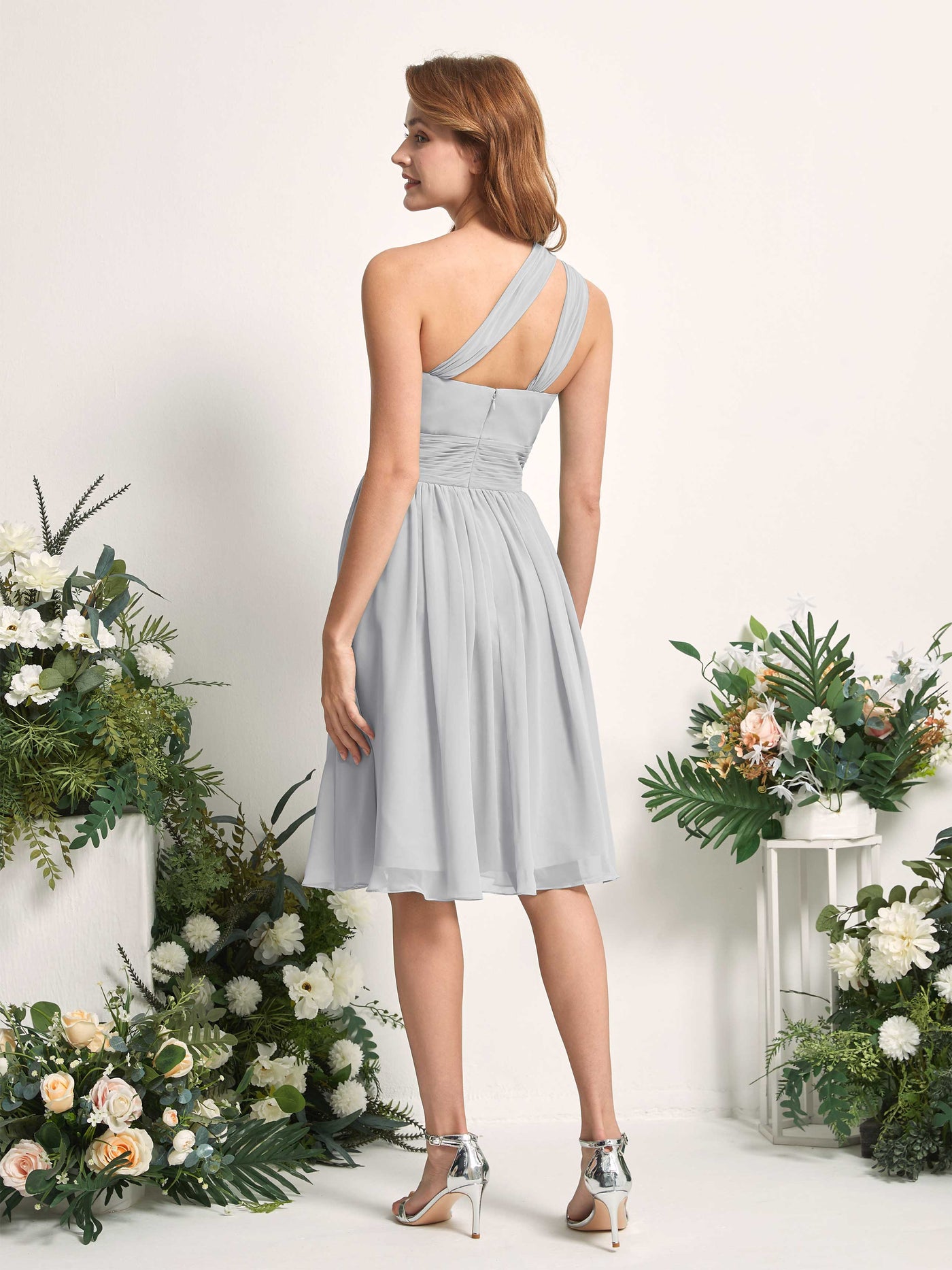 Carlyna Vestido Línea A un hombro hasta la rodilla fruncido de gasa dama de honor Plata #color_plata