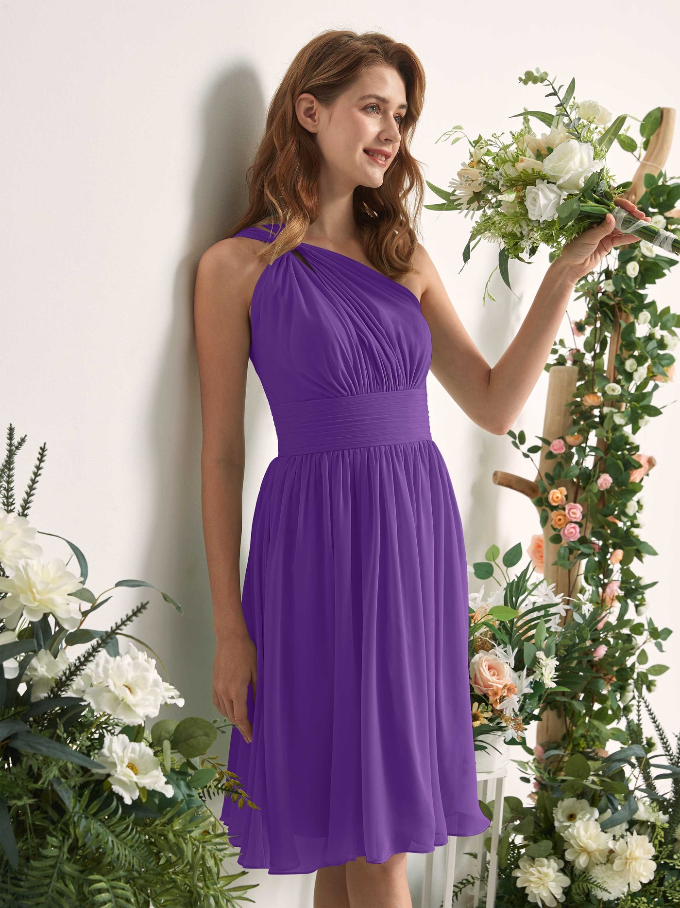 Carlyna Vestido Línea A un hombro hasta la rodilla fruncido de gasa dama de honor Regencia #color_regencia