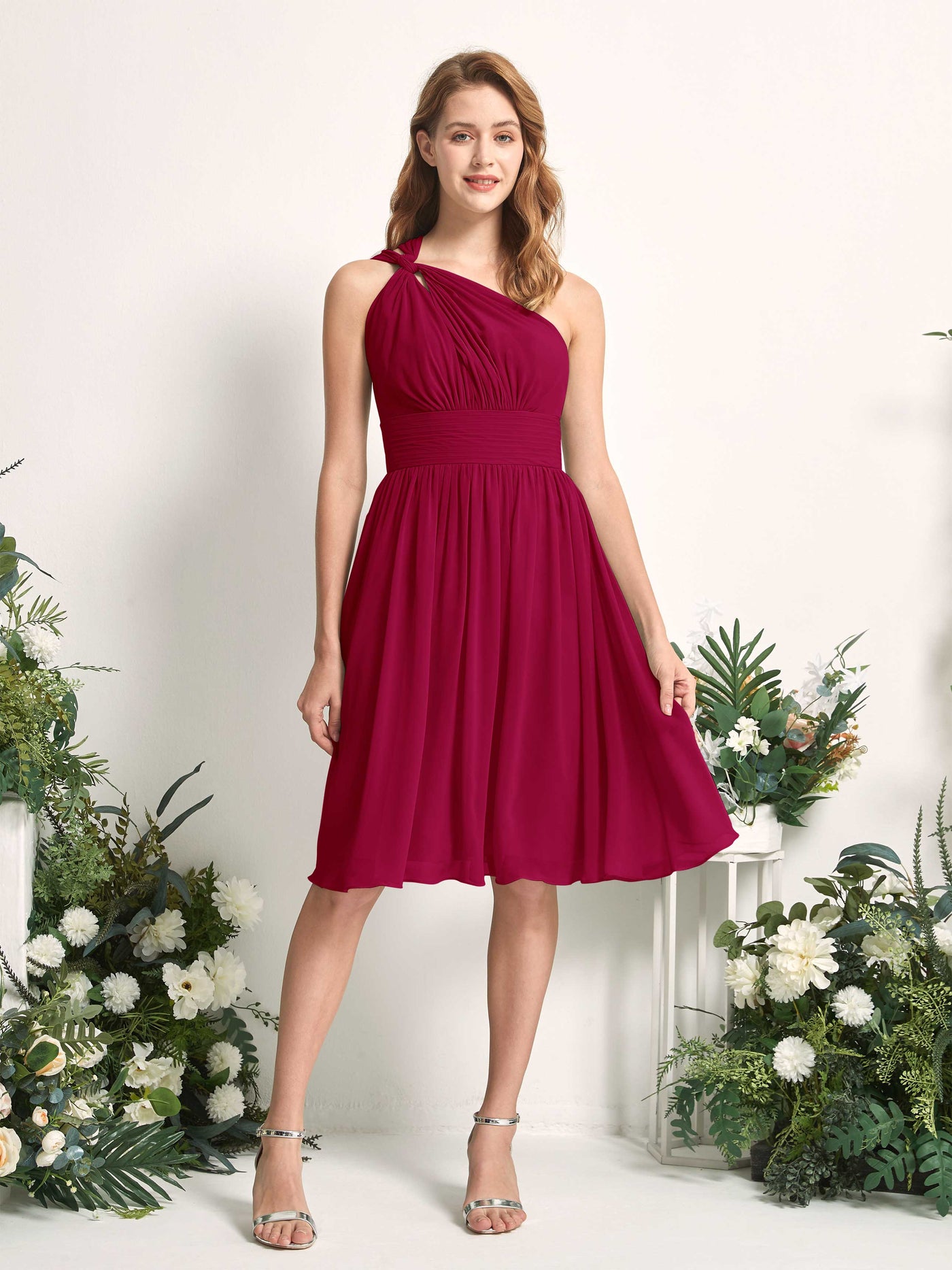 Carlyna Vestido Línea A un hombro hasta la rodilla fruncido de gasa dama de honor Rojo Bufón #color_rojo-buf-n