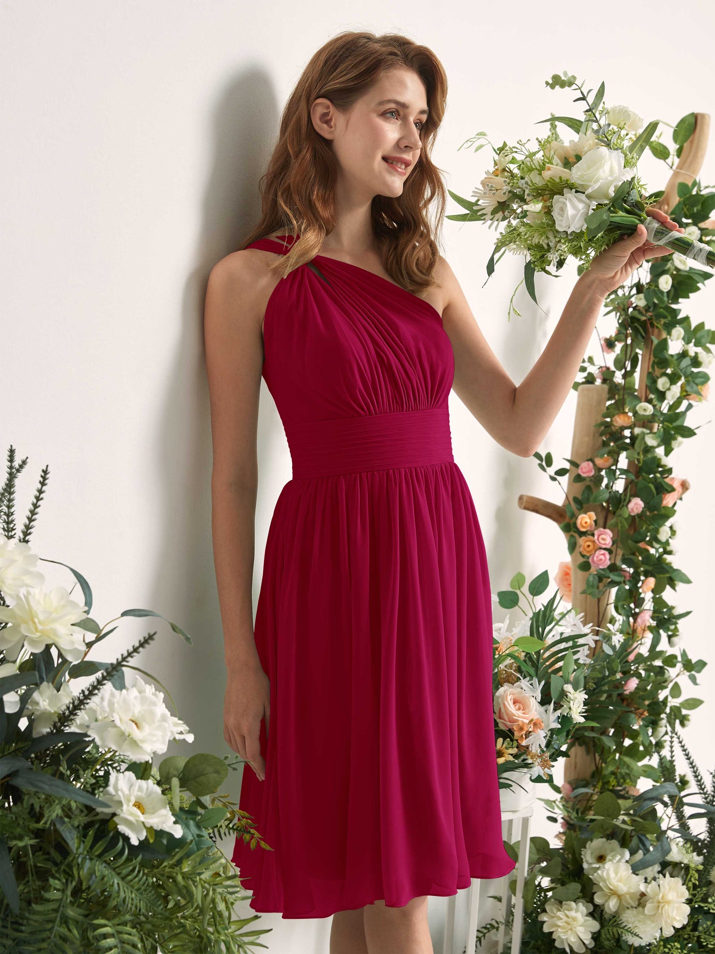 Carlyna Vestido Línea A un hombro hasta la rodilla fruncido de gasa dama de honor Rojo Bufón #color_rojo-buf-n