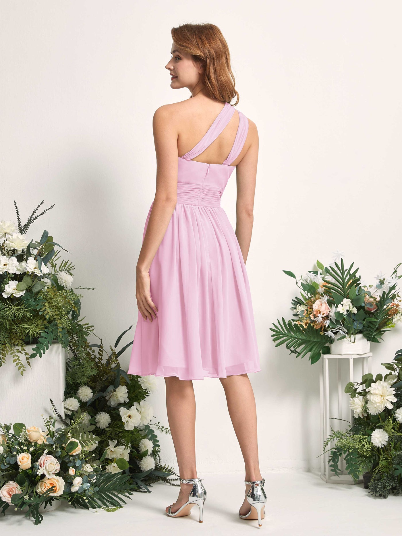 Carlyna Vestido Línea A un hombro hasta la rodilla fruncido de gasa dama de honor Rosa Caramelo #color_rosa-caramelo
